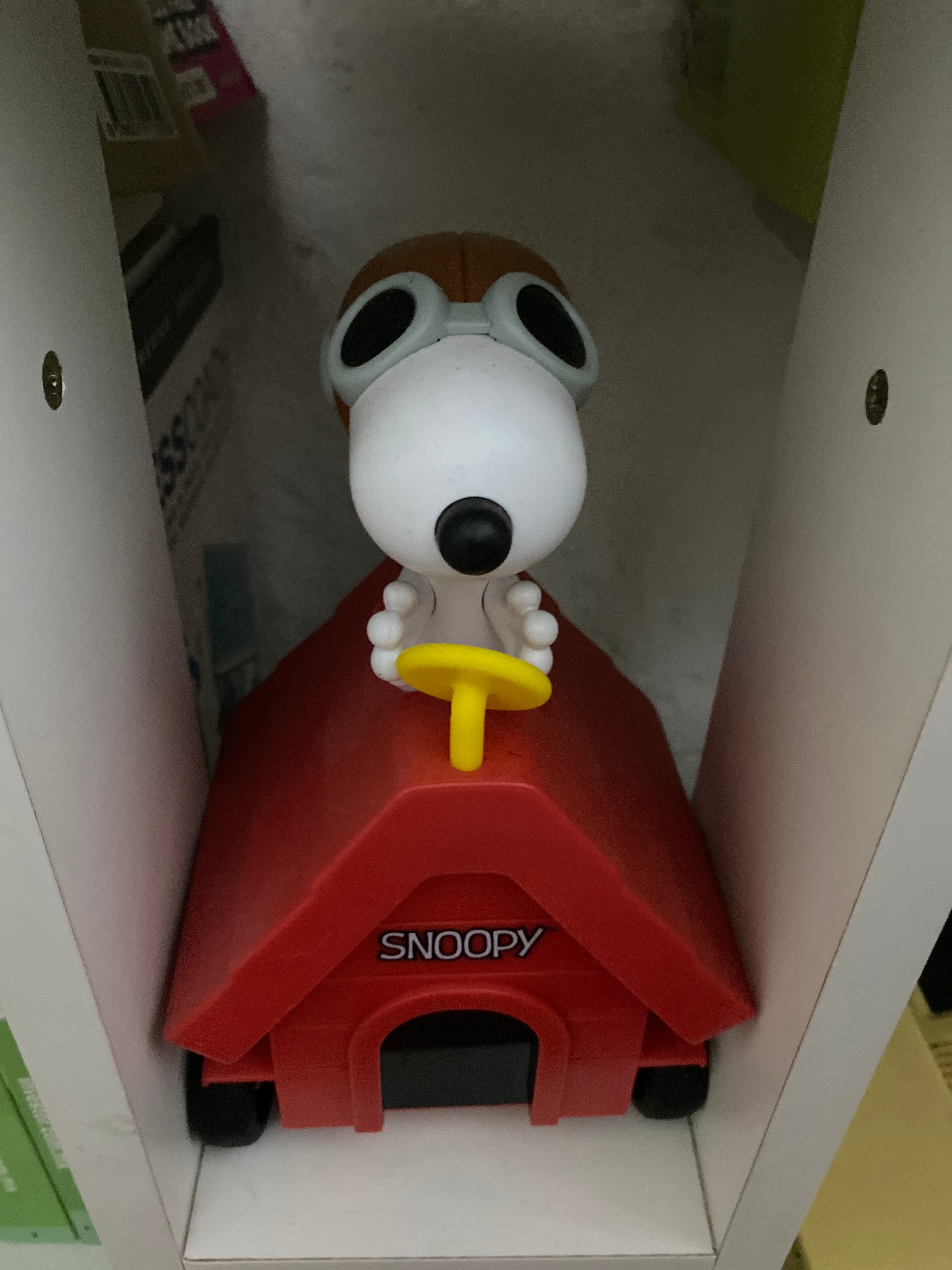 Figura Coleccionable Snoopy Aviador con Avión Rojo